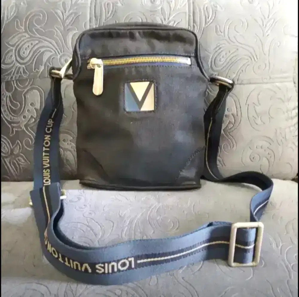 Tas selempang Louis Vuitton