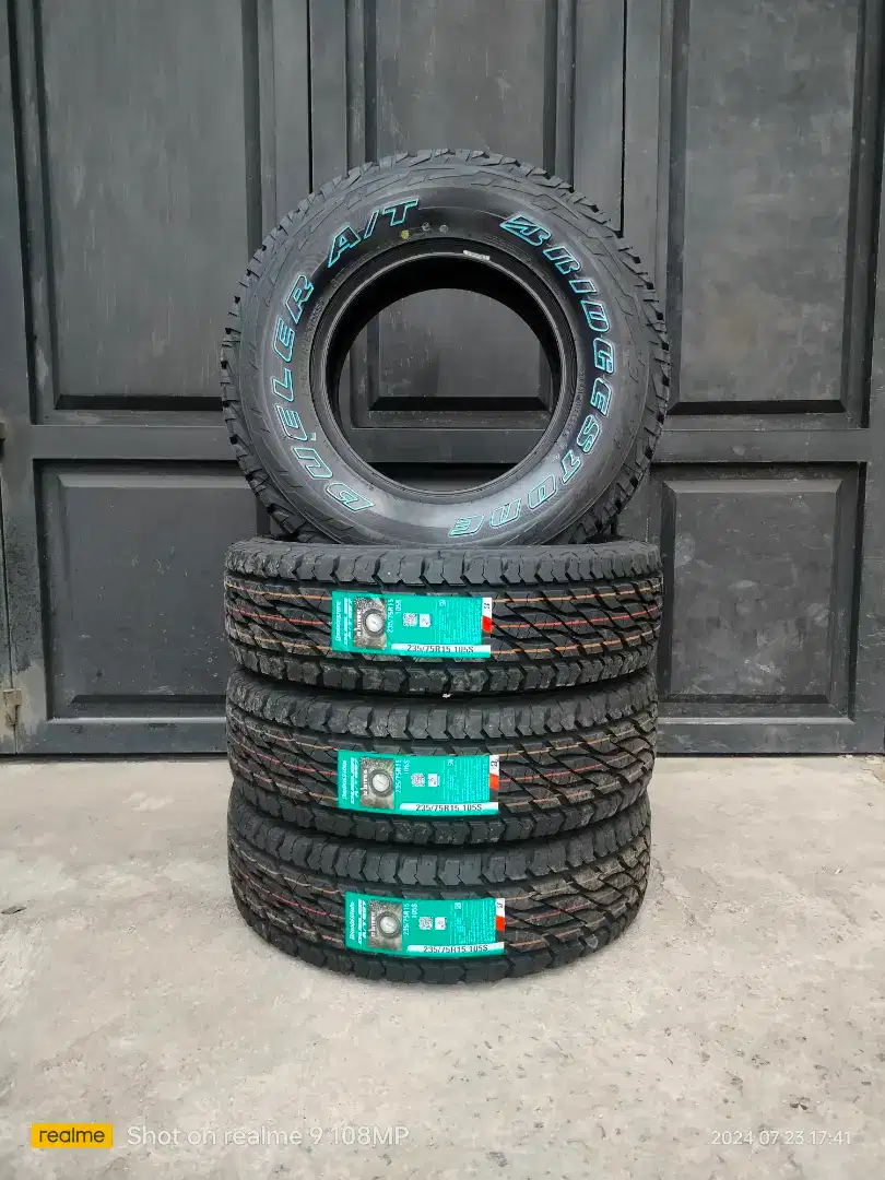 Ban bridgestone at d697. 235 75 15