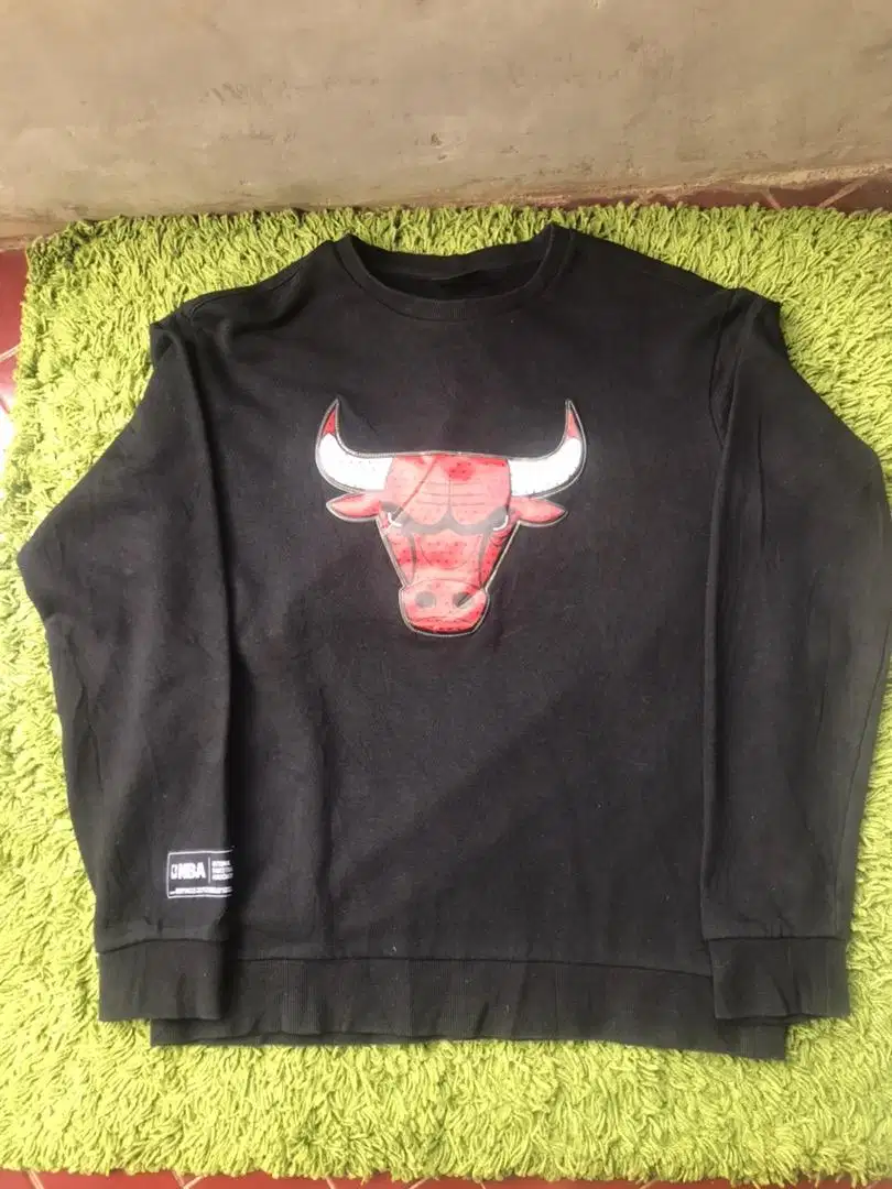 hoodie sweater crewneck bulls size L