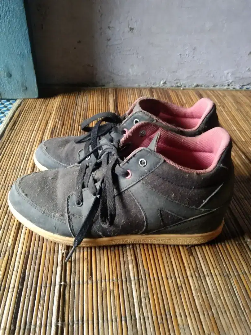 Sepatu cewe merk TOMKINS