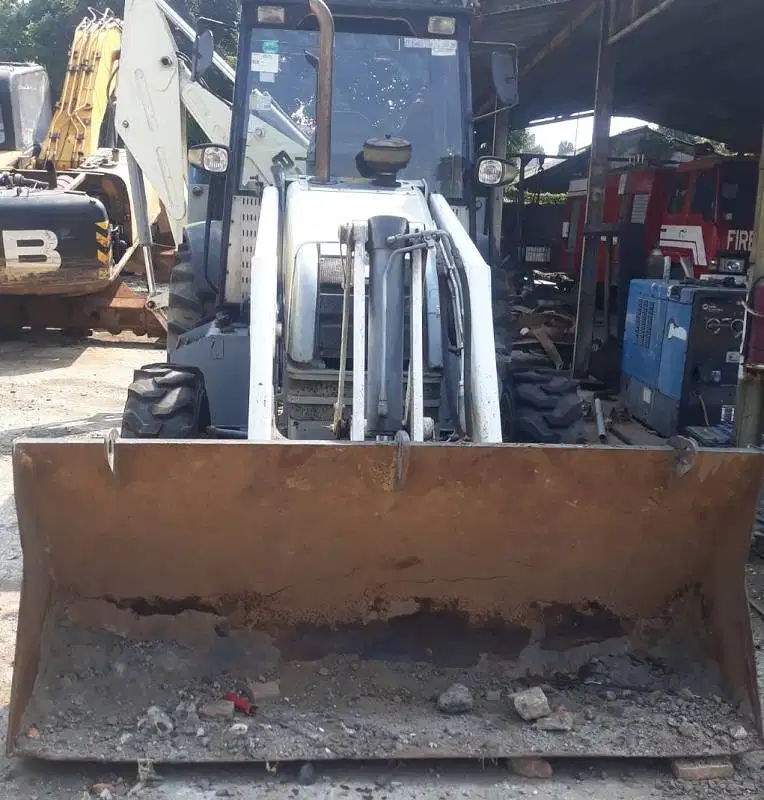 Dijual Backhoe Loader Terex 820 Tahun 2013