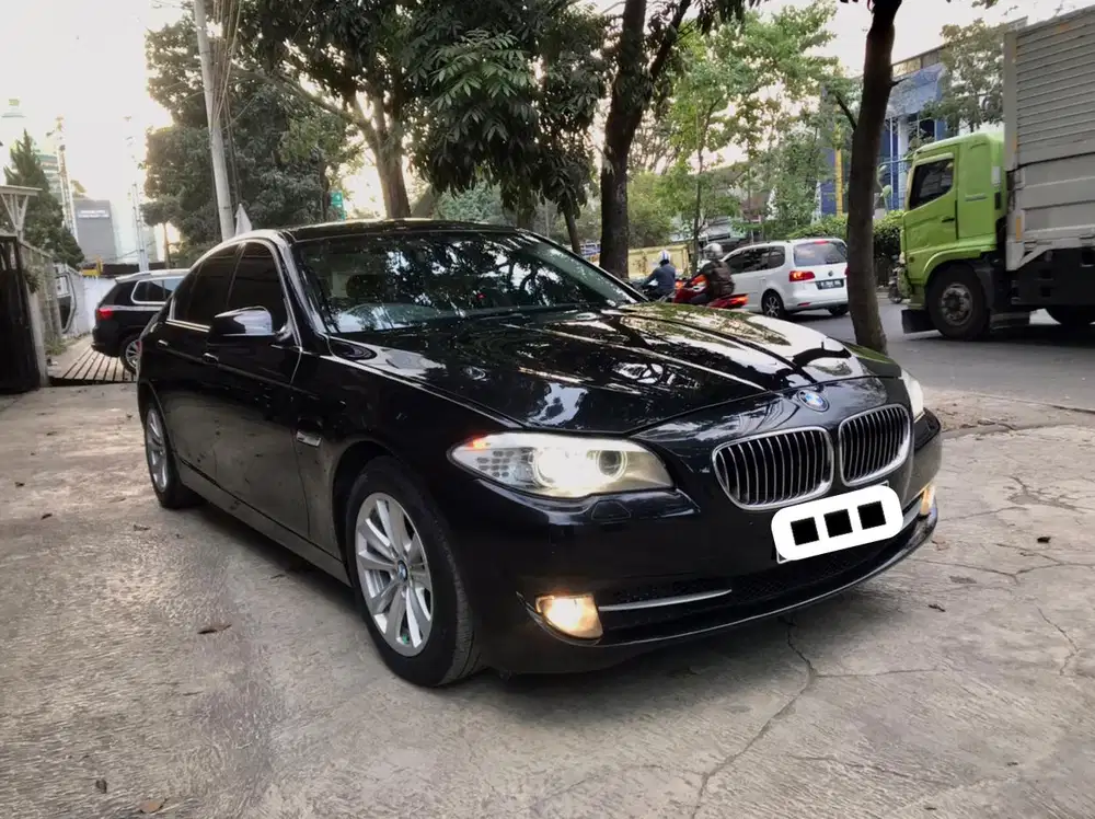 BMW 523i f10 2010 hitam 2.5 AT