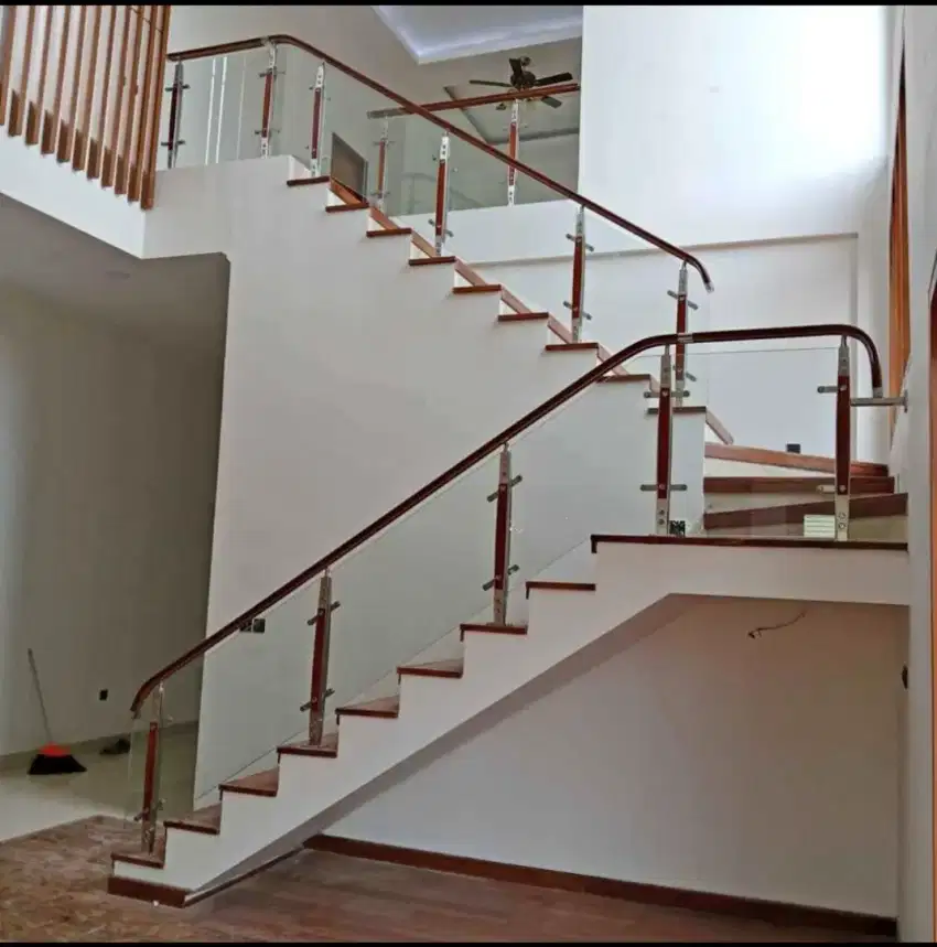 Railing Tangga Kayu Model Kaca