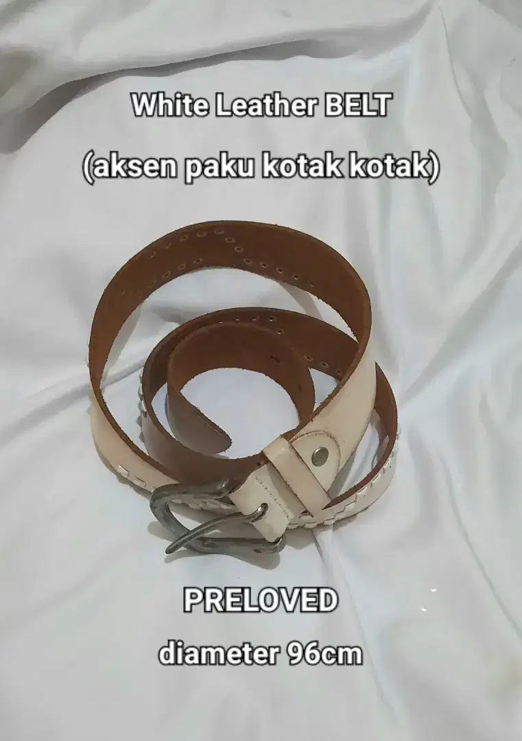 White Leather BELT dengan aksen paku kotak kotak (PRELOVED)