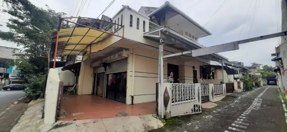 DIJUAL RUMAH STRATEGIS DI BANYUMANIK PINGGIR JALAN RAYA DEKAT PASAR
