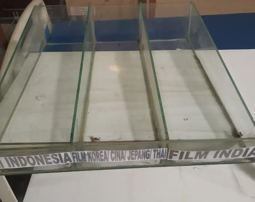 Tempat pajangan vcd/ dvd dari kaca
