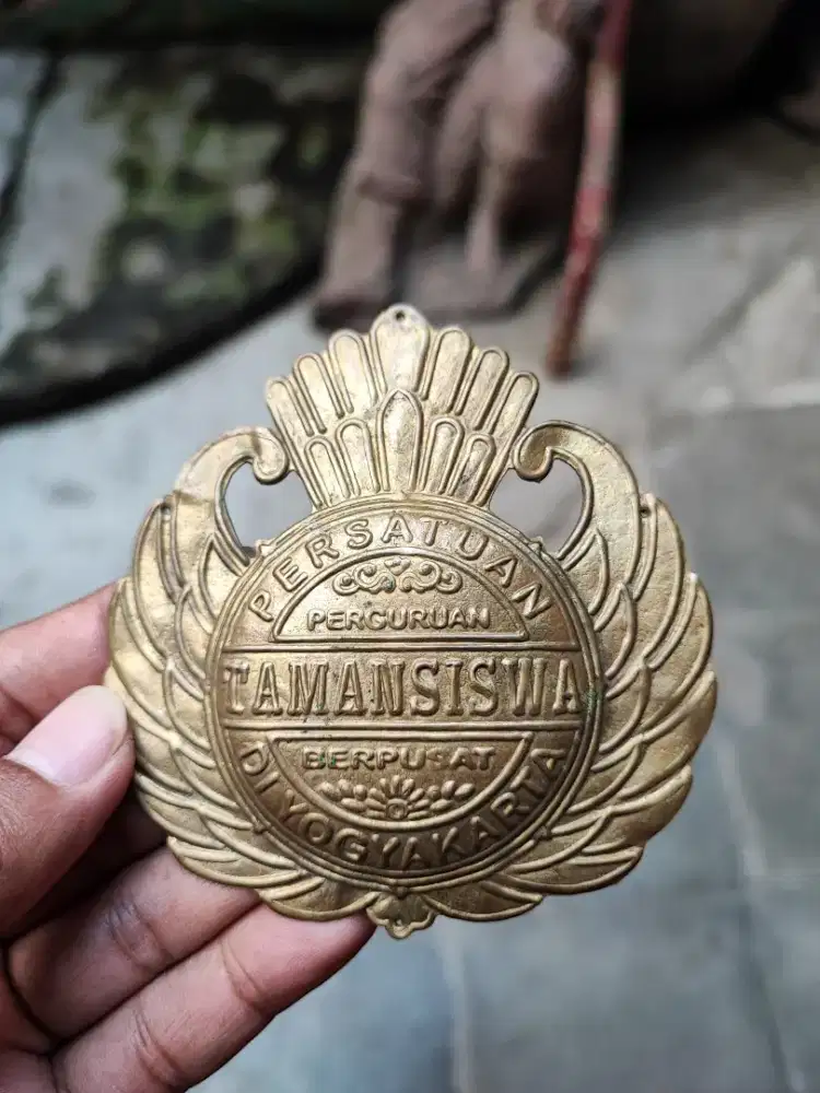 Logo Perguruan Taman Siswa Kuningan Embossed Antik