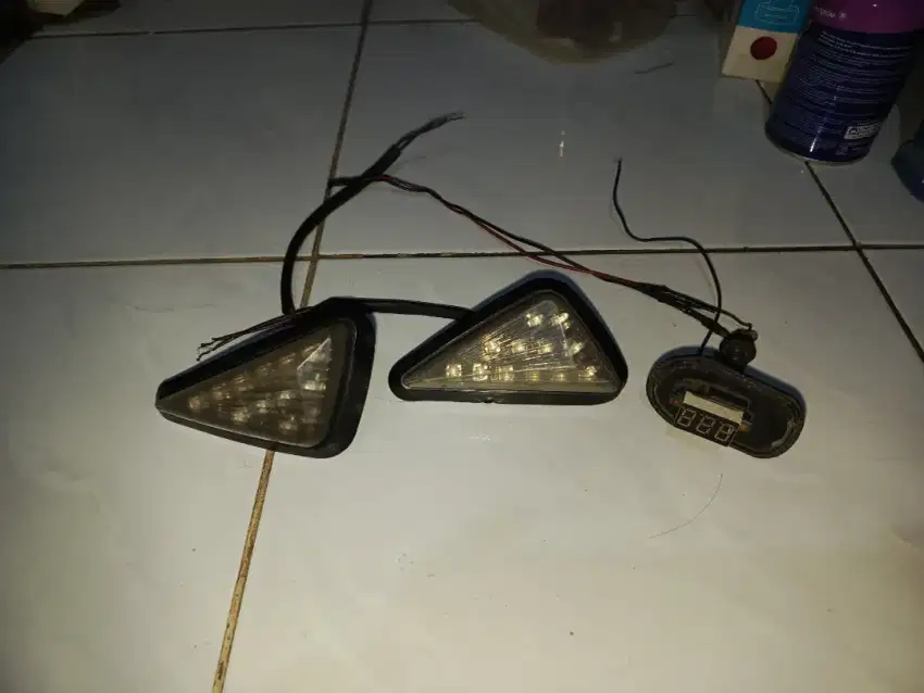 Lampu motor dan voltmeter