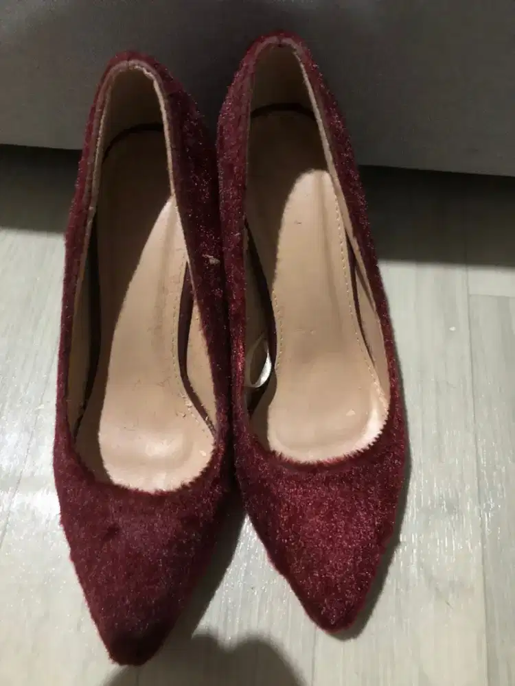 Heels merah pendek