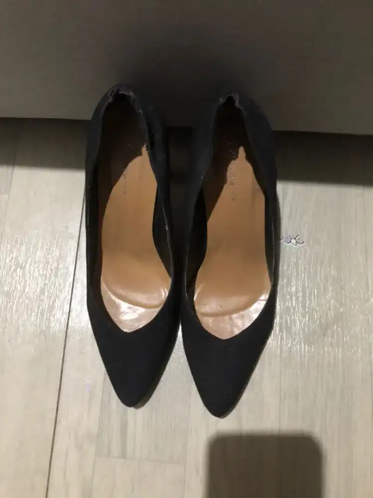 Heel hitam tinggi
