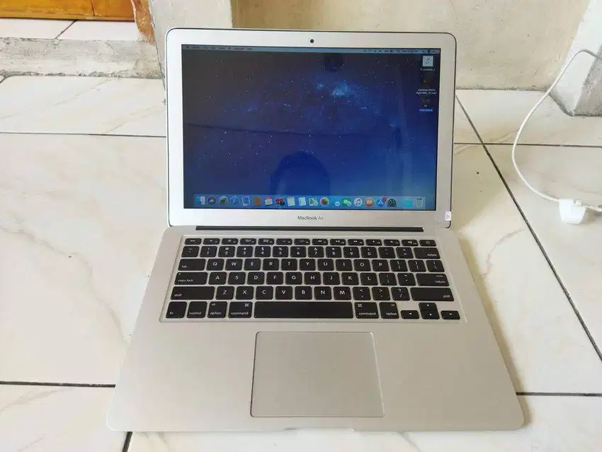 Laptop Keren No Dent Macbook Air Layar 13inc Core i5 RAM 4GB SSD 128GB