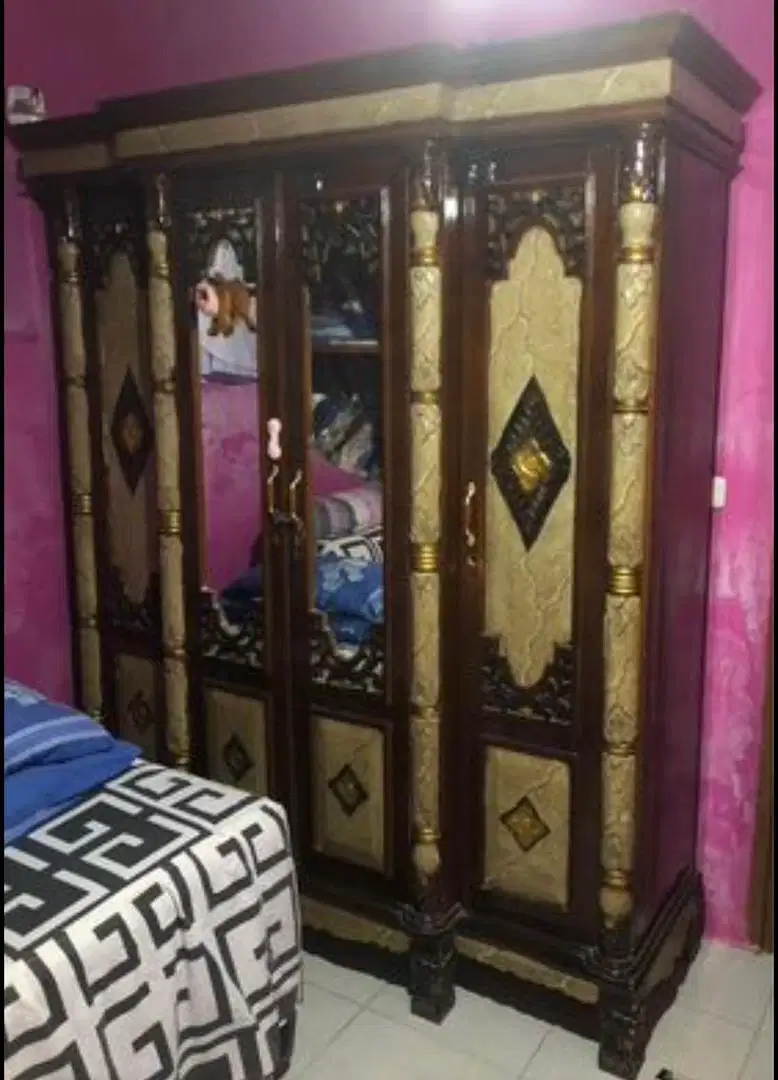 dijual lemari 4 pintu kayu kalimantan