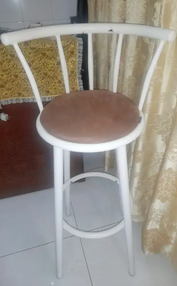 Kursi tinggi - kursi bar dengan bantalan dan sandaran