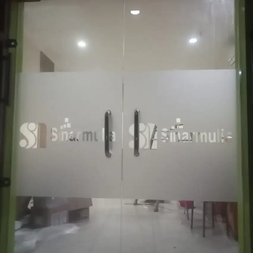 Menjual dan Memasang Sticker Kaca