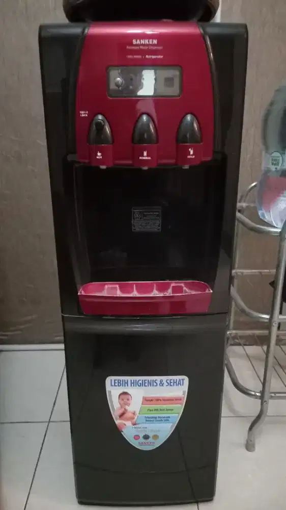 Dispenser warna hitam