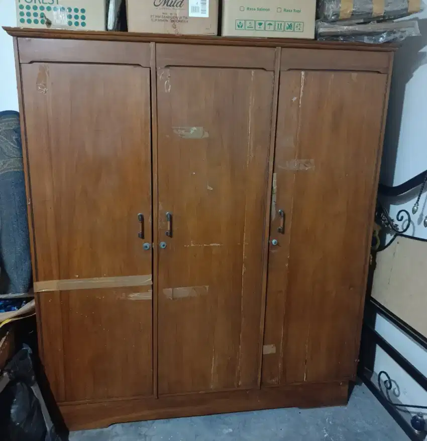 Lemari pakaian kayu 3 pintu