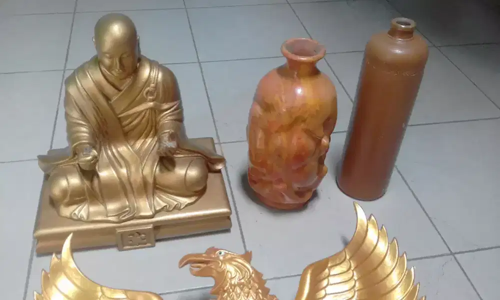 Patung biksu Budha,patung Garuda Pancasila,vas jadul,botol kuno.