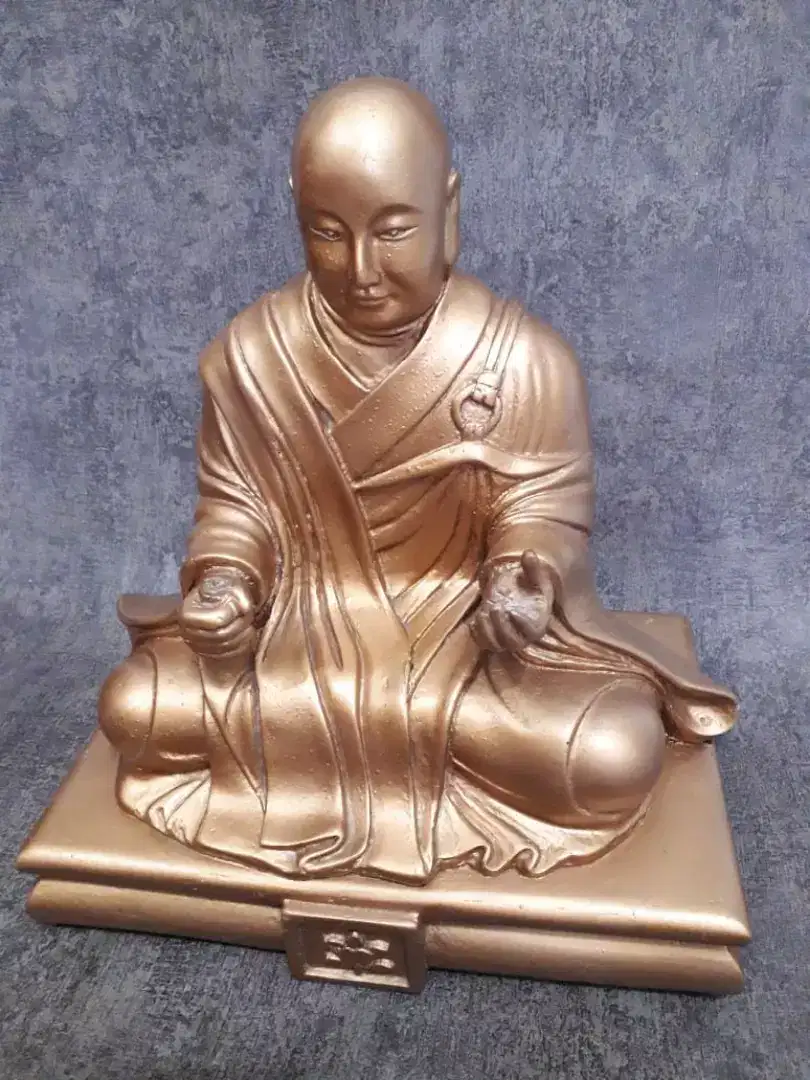 Hiasan patung biksu Budha.tinggi 30cm.fiber