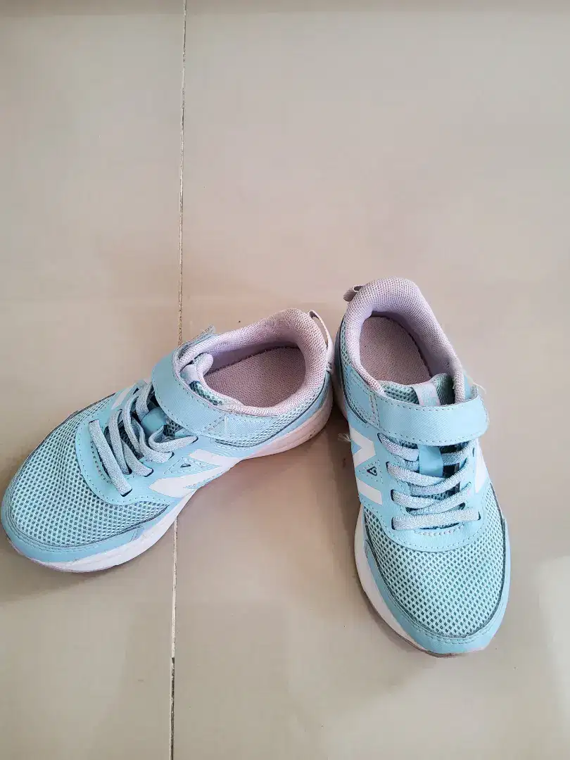 Sepatu NEW Balance anak perempuan