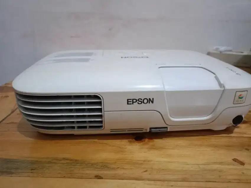 Projector Epson Type EB-S7Tampilan Terang Mulus Normal Siap Pakai