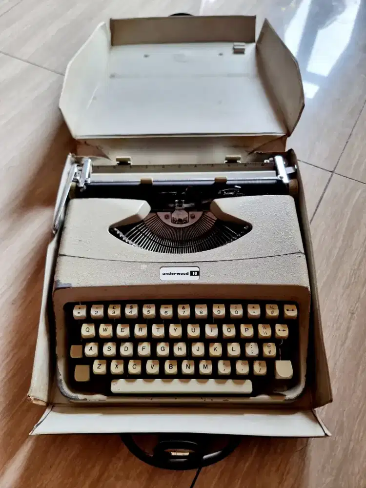 Mesin Ketik Antik, Vintage, Underwood 18