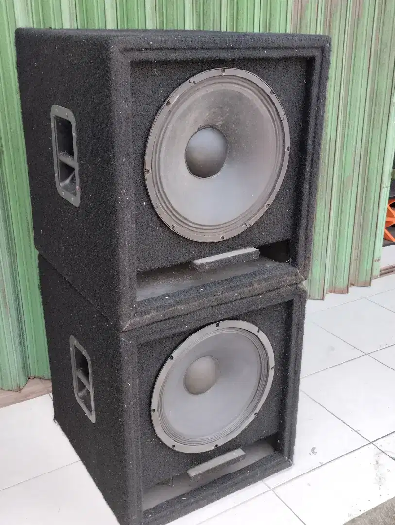 Speaker Pasif 15 inch sepasang. Suaranya mantap.