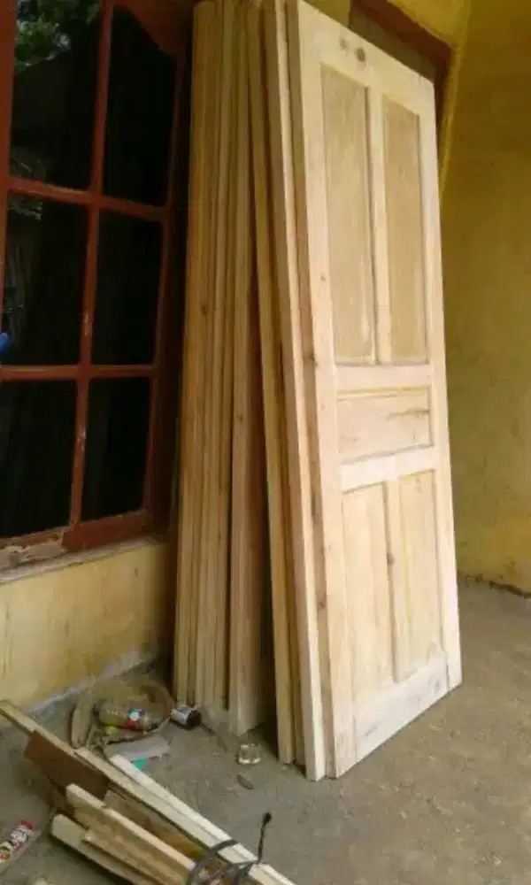 Pintu kamar mahoni