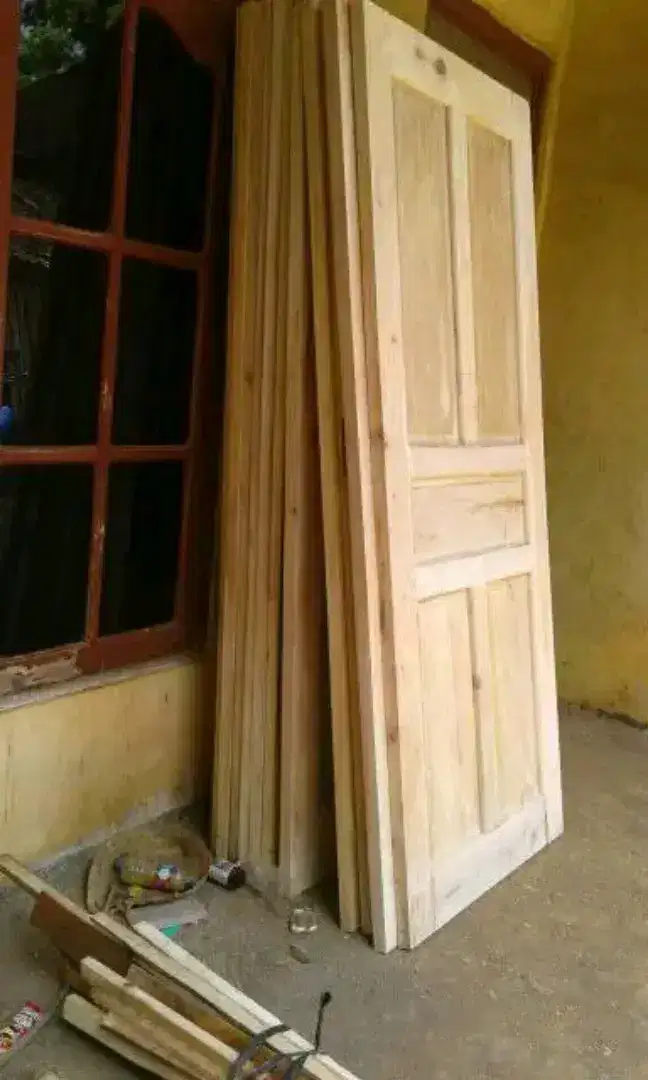 Pintu kamar mahoni