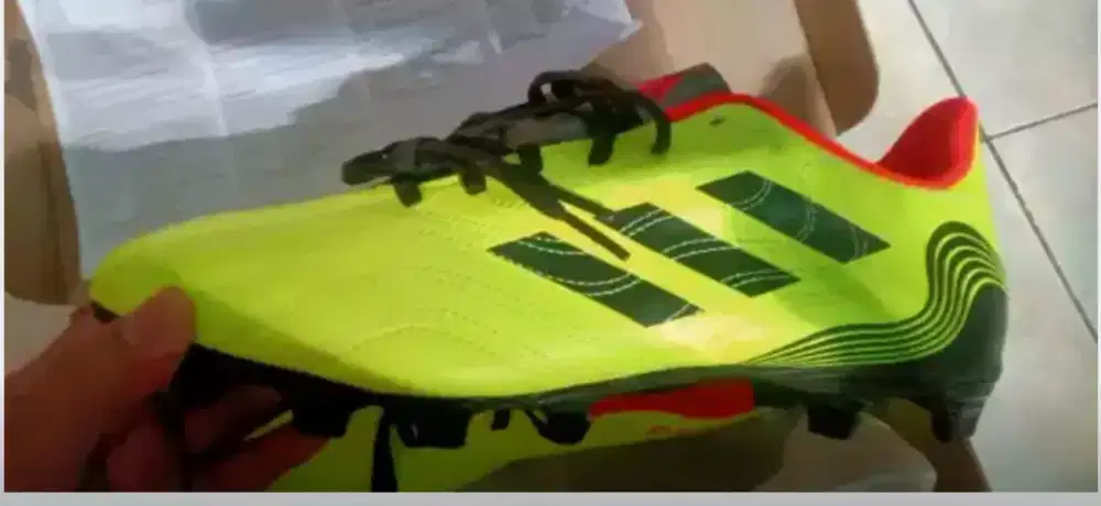 Sepatu bola adidas