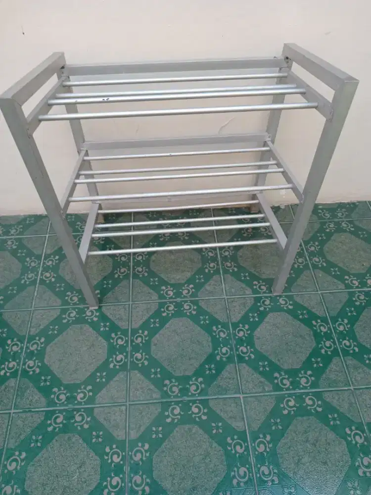 Rak sepatu dari almanium