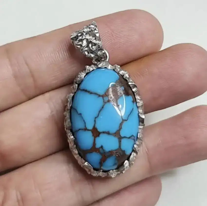 Natural pirus liontin