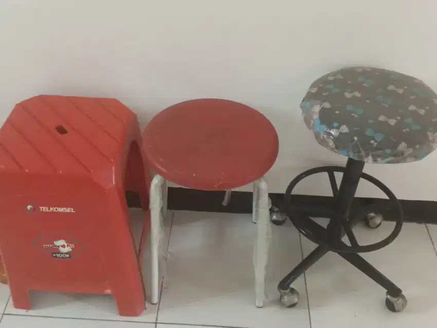 Kursi bulat salon hitam ada roda