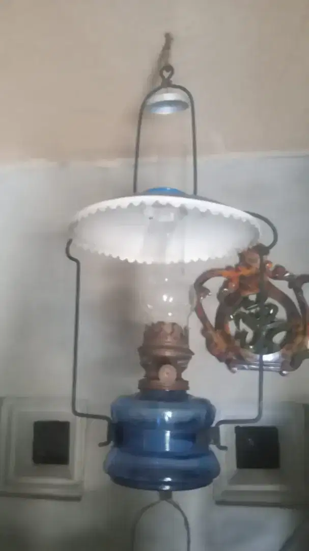 Lampu teplok warna biru antik