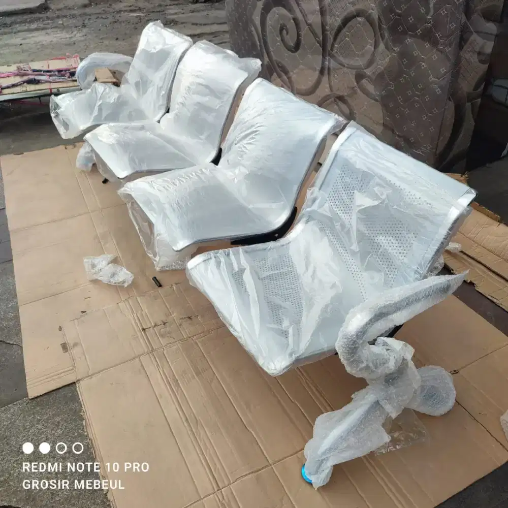 Kursi tunggu 4 dudukan