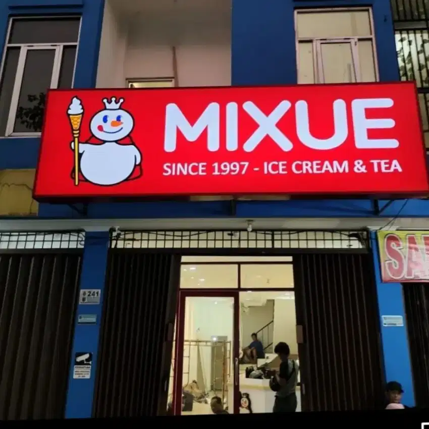 Neon box dan huruf timbul