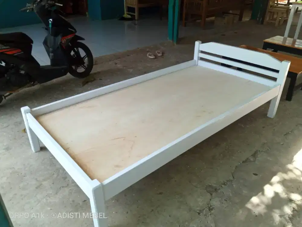 Dipan minimalis/ tempat tidur kayu