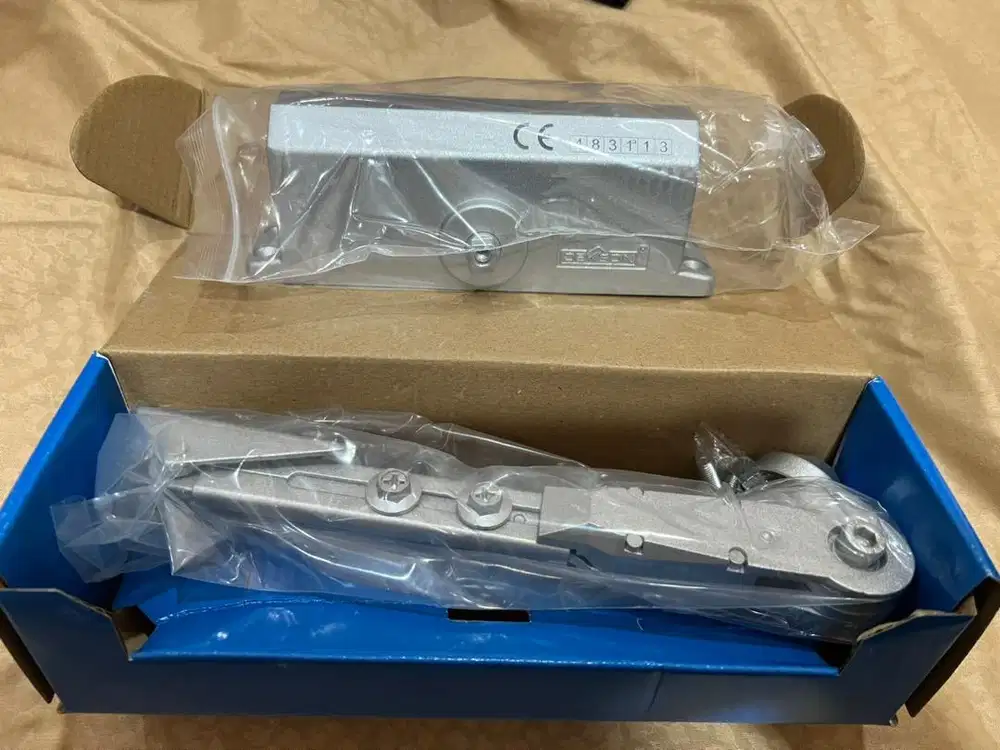 Door closer otomatis