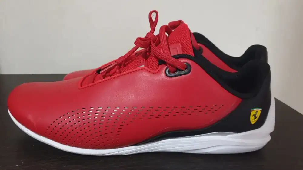 Sepatu puma RED Ferrari like new murah