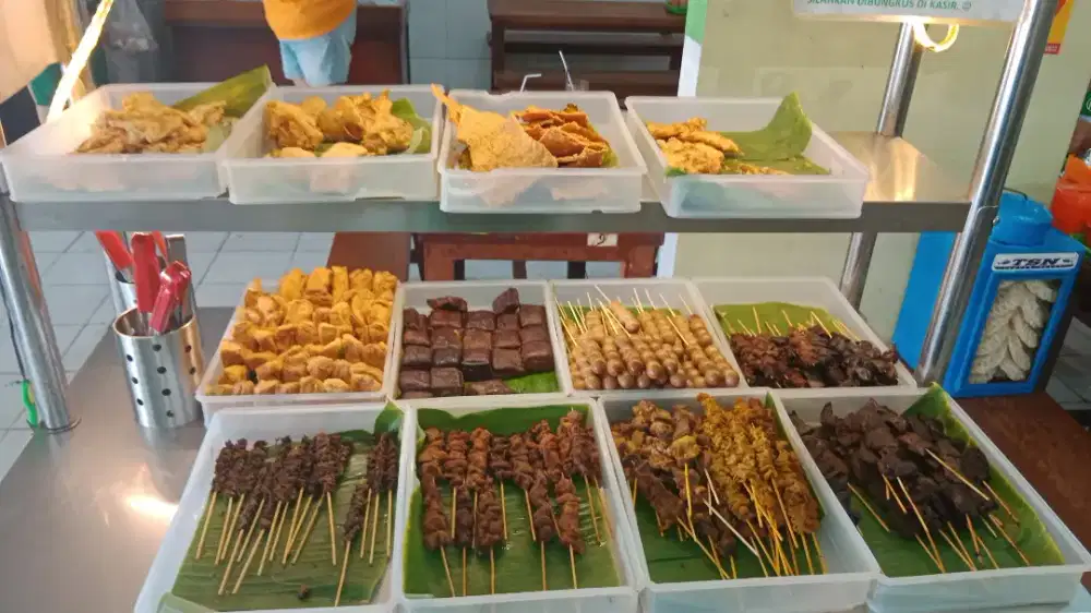 Dibutuhkan pramusaji di Lippo Cikarang, pria / wanita umur 18 - 22 thn