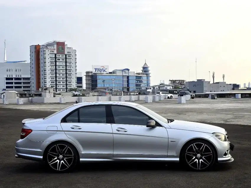 Mercedes Benz C250 Avantgarde / Full Spec / Low Kilometer / Full Ori