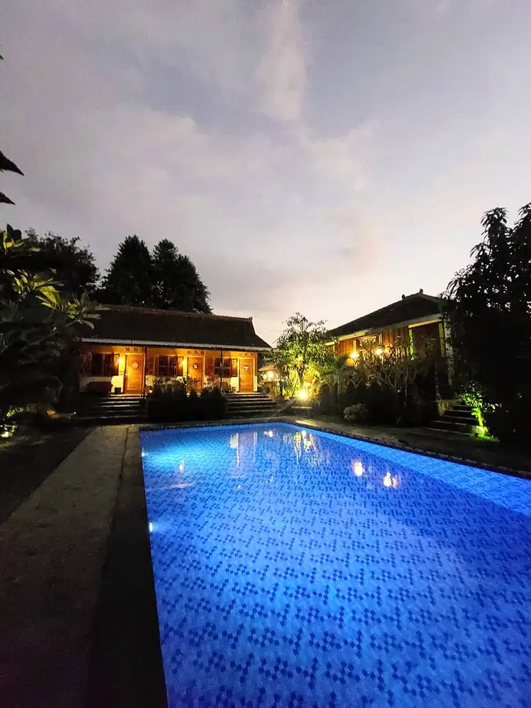 Villa dengan Kolam Renang dekat Kopi Klotok Jalan Kaliurang