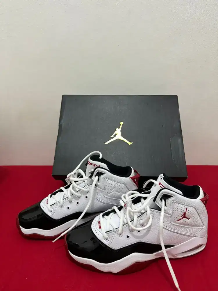 Sepatu Jordan B'Loyal white black