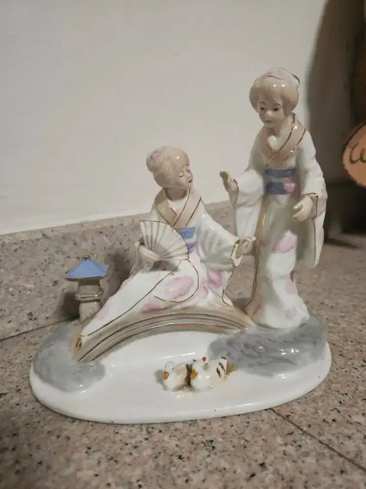 Patung keramik geisha jepang