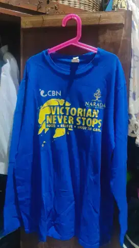 Kaos biru lengan panjang