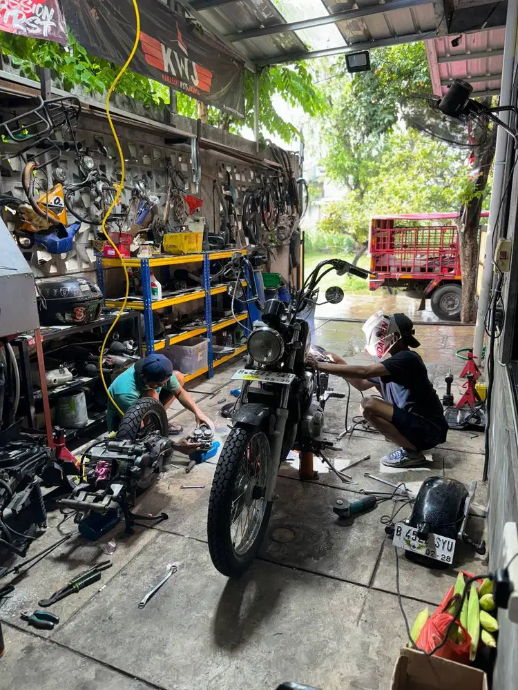 Office Boy Di Bengkel Modifikasi Motor
