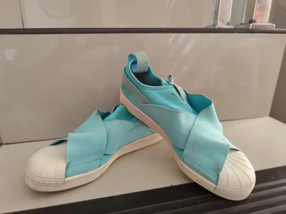 Sepatu Adidas slip on