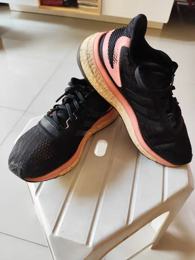 Sepatu Running Adidas
