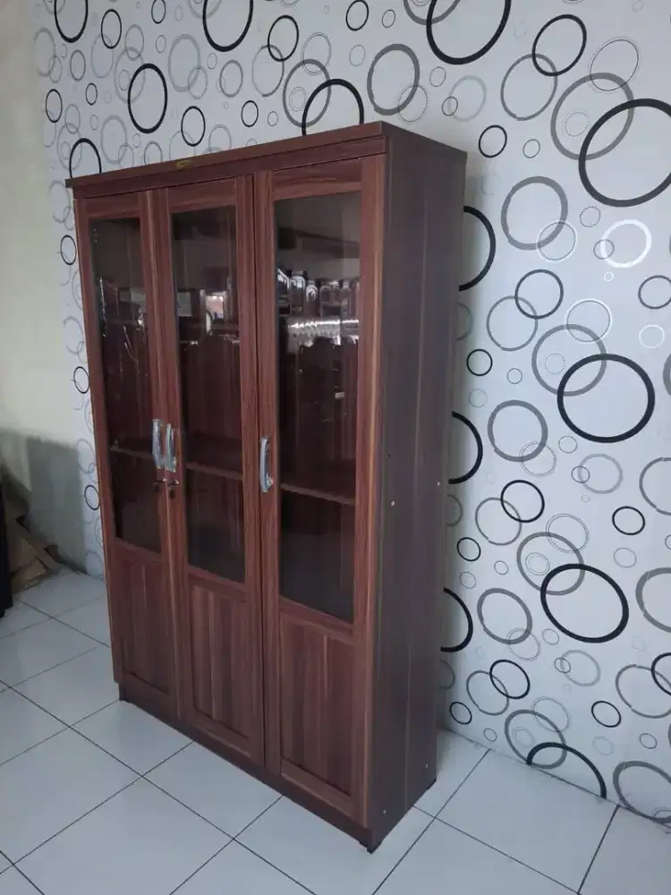 LEMARI HIAS PINTU KACA 3 pintu