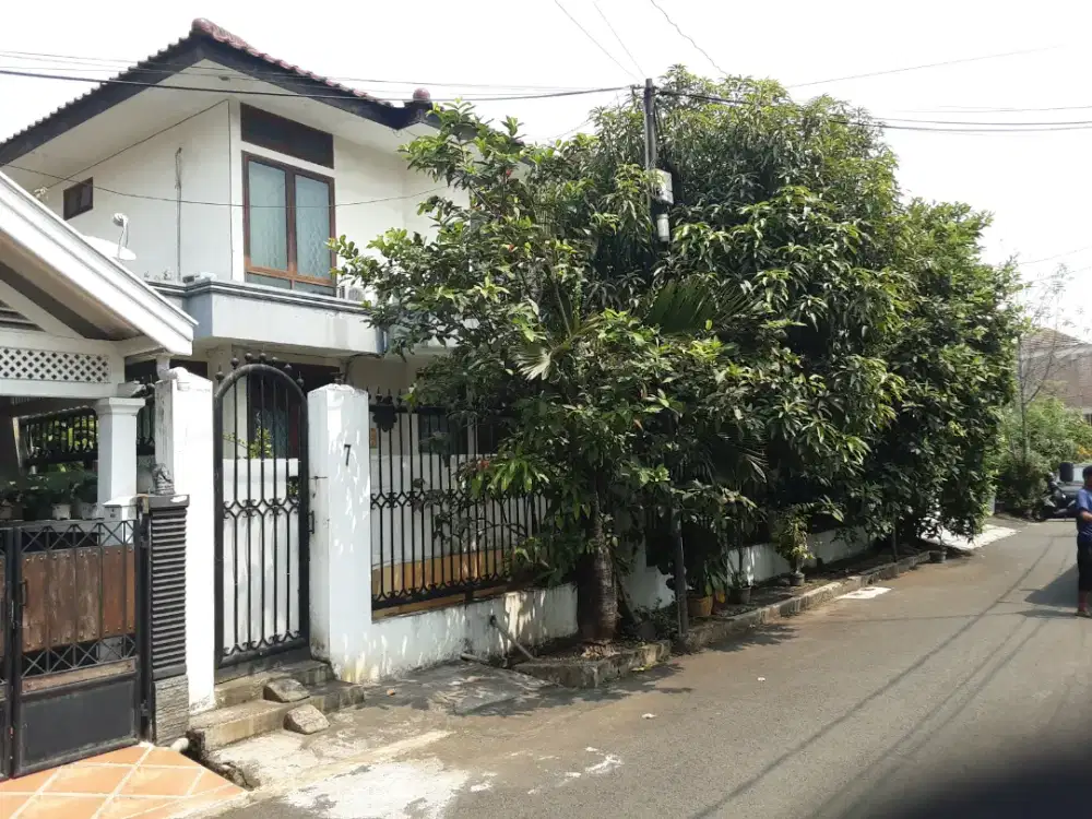 Jual rumah 2 lt tempat strategis, semi furnish( BU )