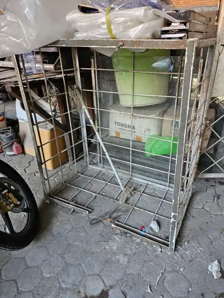 Rangka besi bekas pelindung AC